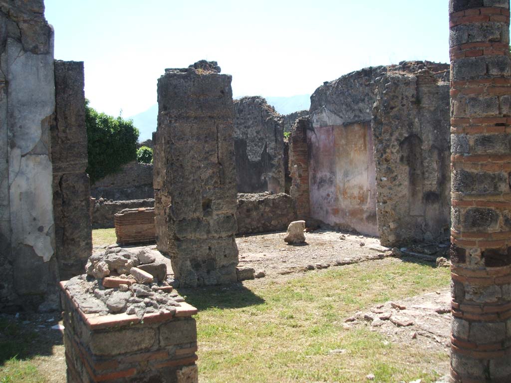 VI.16.27 Pompeii. May 2005.
Looking from doorway of room I, across atrium of VI.16.26 towards south wall, and doorways to rooms K and L.