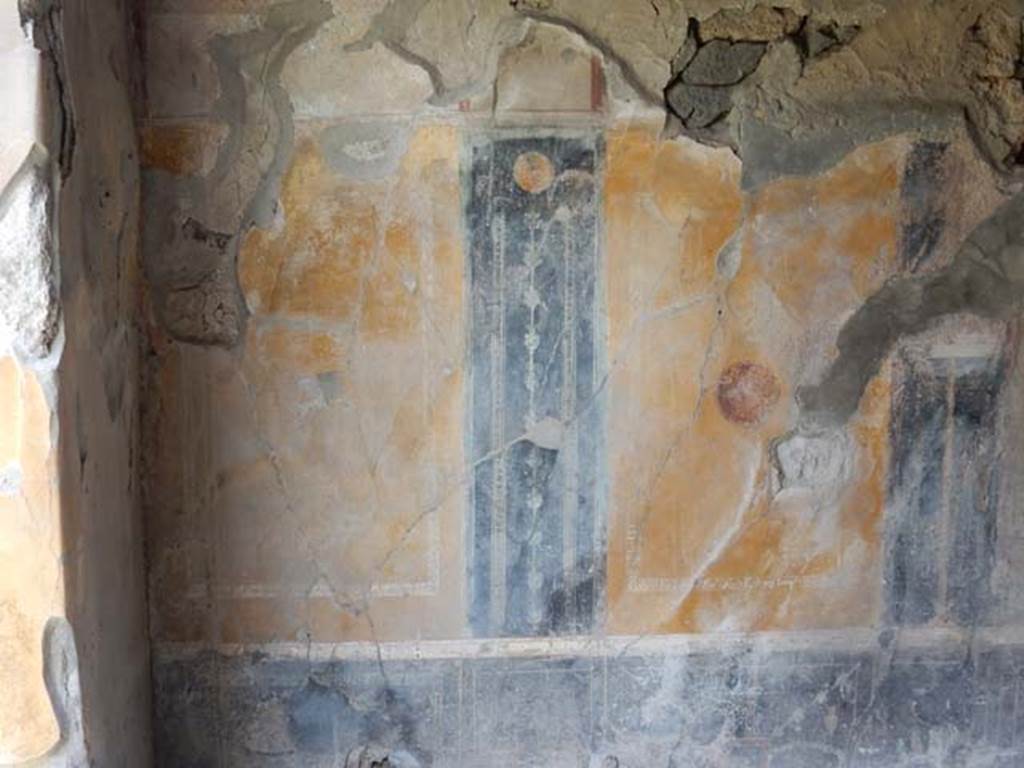 VI.16.27 Pompeii. May 2015. Room G, detail from west wall of triclinium.
Photo courtesy of Buzz Ferebee.