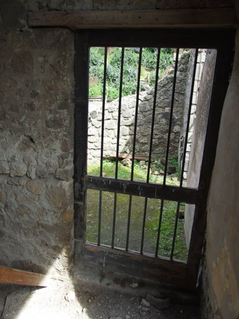 VI.16.27 Pompeii. March 2009. Room G, doorway in east wall of triclinium, leading to room H (or VI.16.19).