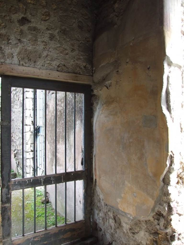 VI.16.27 Pompeii. March 2009. Room G, south-east corner of triclinium. Doorway leading to room H, part of VI.16.19, the southern wall can be seen there. According to NdS, on the right end of the east wall there was a small doorway that led into the room from which you would have entered from VI.16.19 on the Via Stabiana.