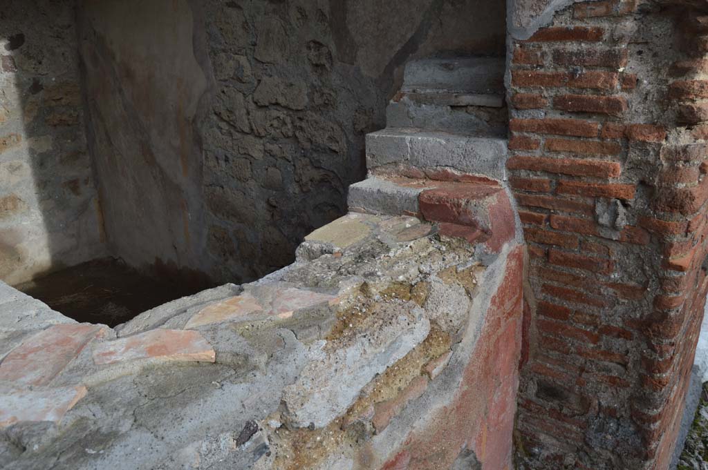 VI.16.33 Pompeii. March 2018. South end of two-sided counter with display shelving.
Foto Taylor Lauritsen, ERC Grant 681269 DCOR.

