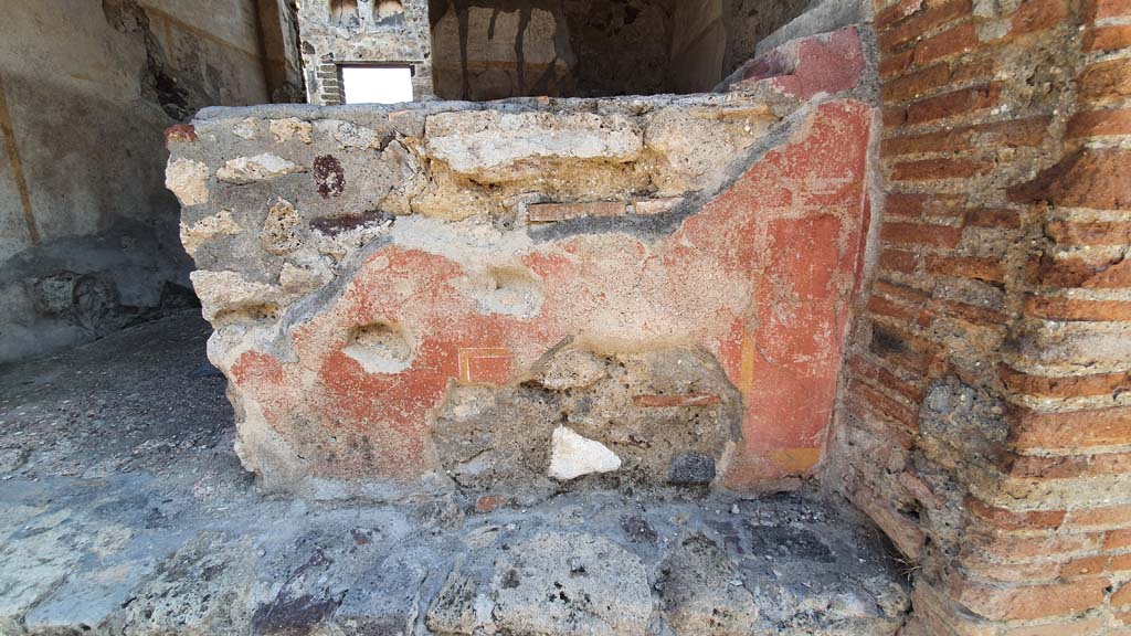 VI.16.33 Pompeii. July 2021. Looking east towards remaining painted stucco on front of counter.
Foto Annette Haug, ERC Grant 681269 DCOR.

