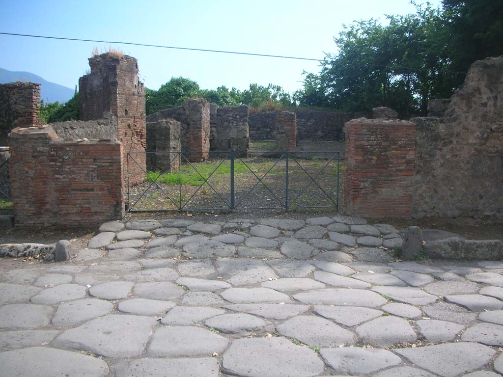 VI.17.1 Pompeii. May 2010. Looking west across Via Consolare towards ramp at entrance doorway. Photo courtesy of Ivo van der Graaff.