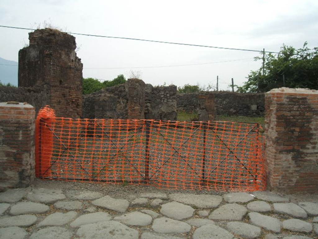 VI.17.1 Pompeii. May 2005. Looking west to entrance doorway from Via Consolare. Found in April 1770, on the outside wall, was an inscription, it read- 
C(aium) Iulium Polybium
IIvir(um) muliones rog(ant)    [CIL IV 113]
See Pagano, M. and Prisciandaro, R., 2006. Studio sulle provenienze degli oggetti rinvenuti negli scavi borbonici del regno di Napoli.  Naples : Nicola Longobardi.  (p.67)  PAH I, 1, 238, add.155)
