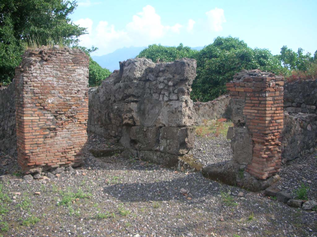 VI.17.1 Pompeii. May 2010. 
Detail of walling of room in south-west corner, with corridor to VI.17.3/4, centre left. Photo courtesy of Ivo van der Graaff.
