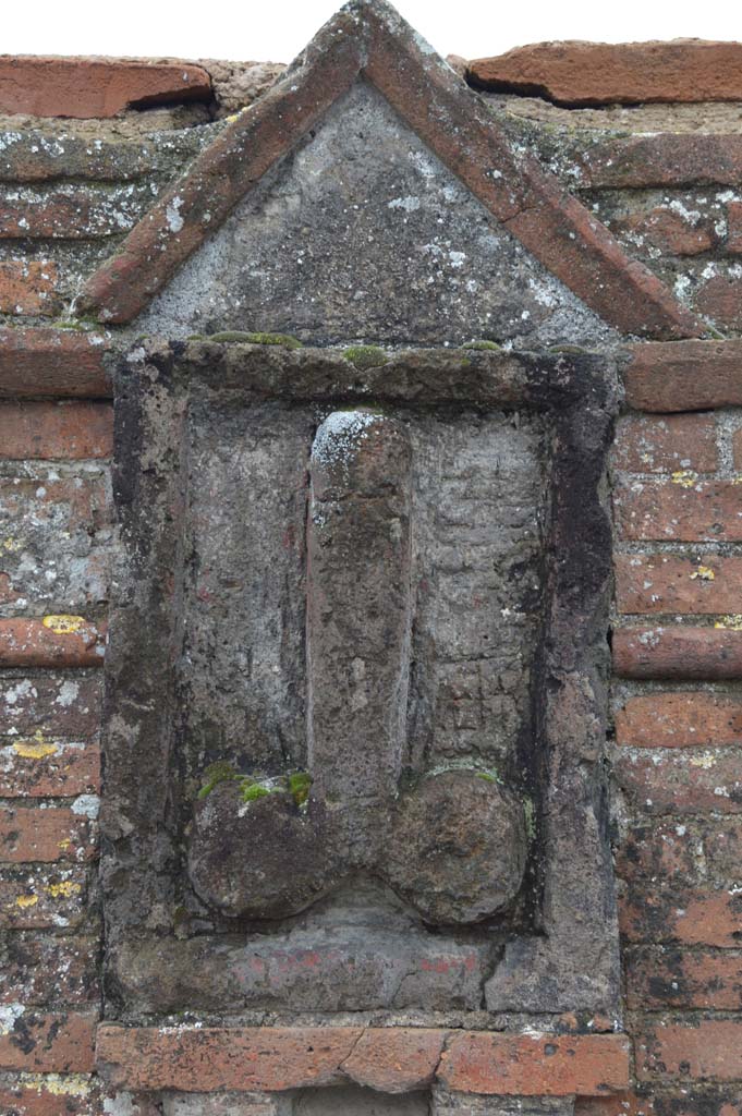 Plaque with phallus between VI.17.3 and VI.17.4, Pompeii. March 2018.
Foto Taylor Lauritsen, ERC Grant 681269 DCOR.
