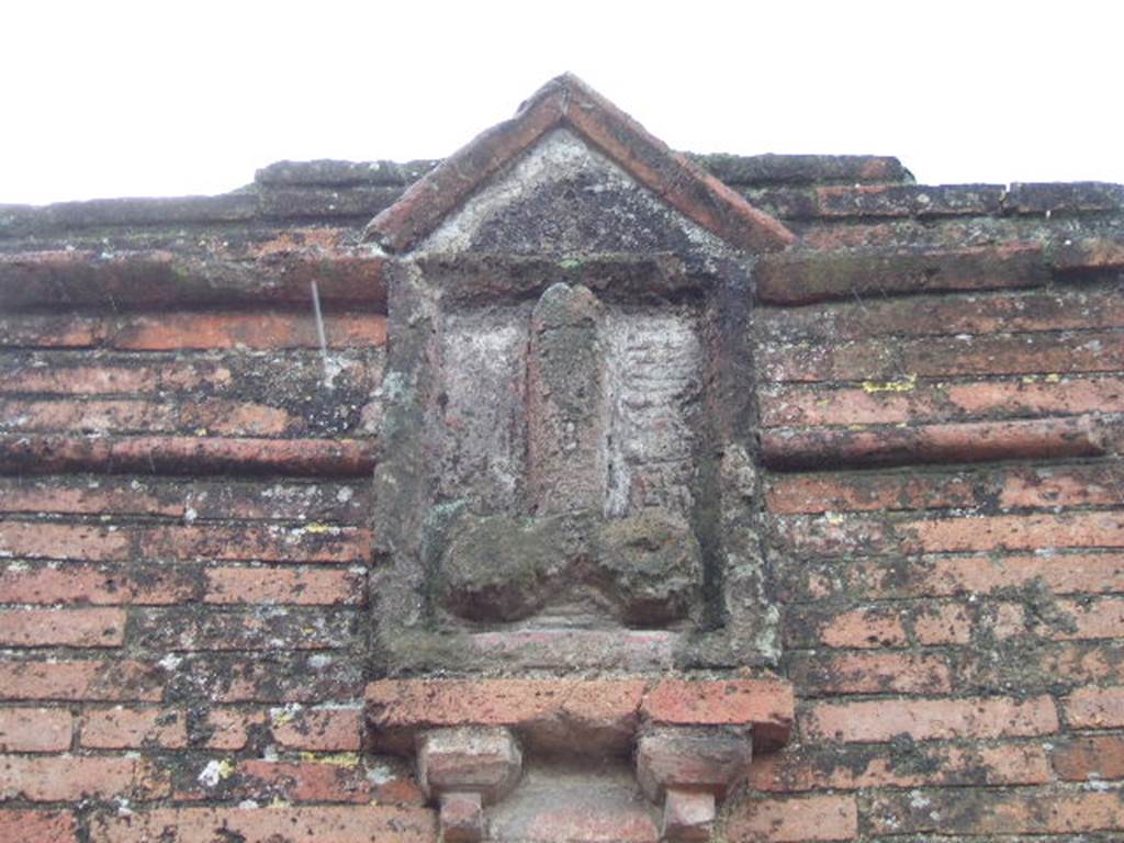 Plaque with phallus between VI.17.3 and VI.17.4, Pompeii. December 2005. Looking west.

