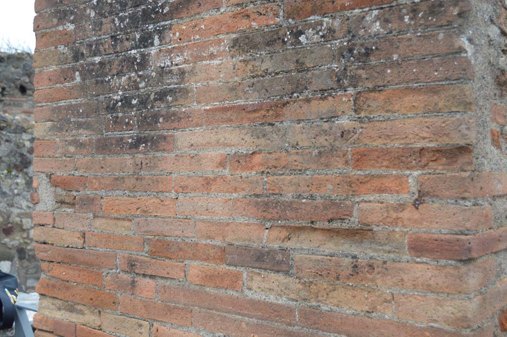Pilaster below phallus between VI.17.4 and VI.17.3, Pompeii. March 2018. Detail of masonry, looking south.
Foto Taylor Lauritsen, ERC Grant 681269 DCOR
