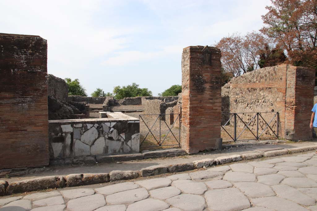 VI.17.4, on left, and VI.17.3, on right. September 2021. Looking west on Via Consolare. Photo courtesy of Klaus Heese.