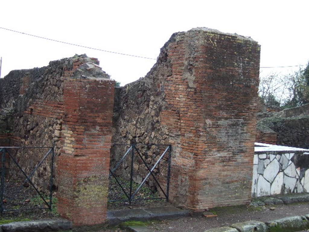 VI.17.5 Pompeii. December 2005. Doorway to House of Popidius Rufus, in centre of picture. Found in April 1770, was an electoral recommendation. It read 
Popidium Rufum aed(ilem)
oro vos faciatis    [CIL IV 116]
See Pagano, M. and Prisciandaro, R., 2006. Studio sulle provenienze degli oggetti rinvenuti negli scavi borbonici del regno di Napoli.  Naples : Nicola Longobardi. (p.67)  PAH I, 1, 238, add.155.

