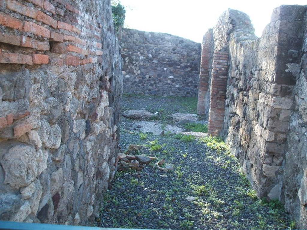 VI.17.5 Pompeii. December 2004. Looking west from entrance doorway towards atrium.  