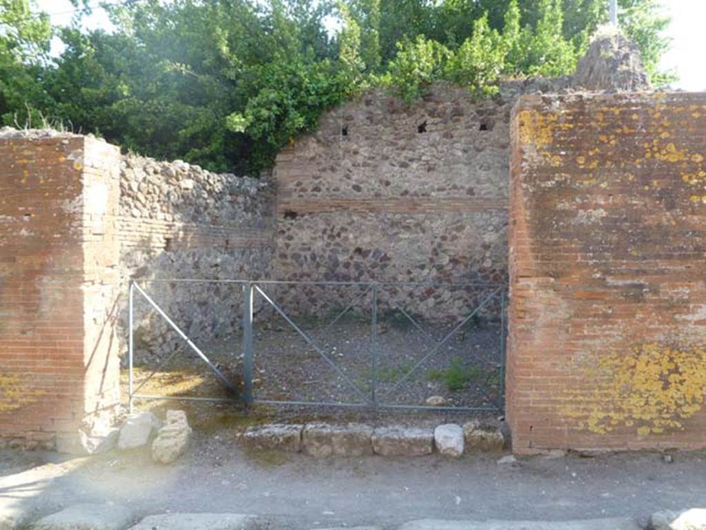 VI.17.7 Pompeii. May 2011. Looking west to entrance doorway.