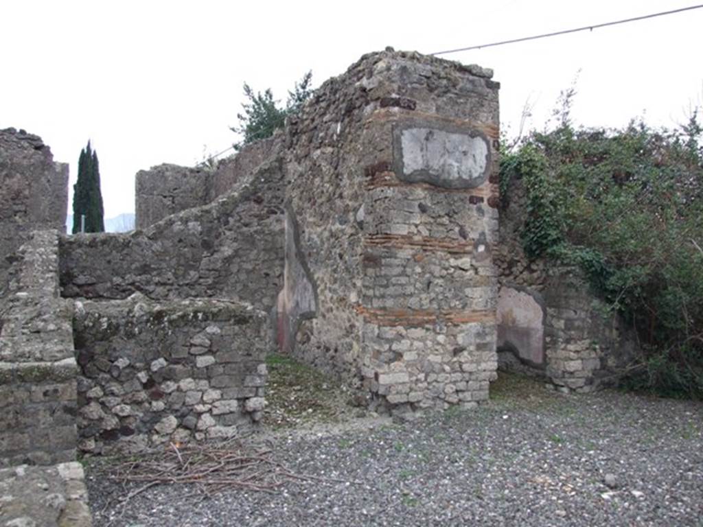 VI.17.10 Pompeii. September 2015. Looking towards south-west corner of atrium, and site of possible third cubiculum.
According to Allroggen-Bedel – In the room on the right of the middle cubiculum, there is no depression for the bed. 

