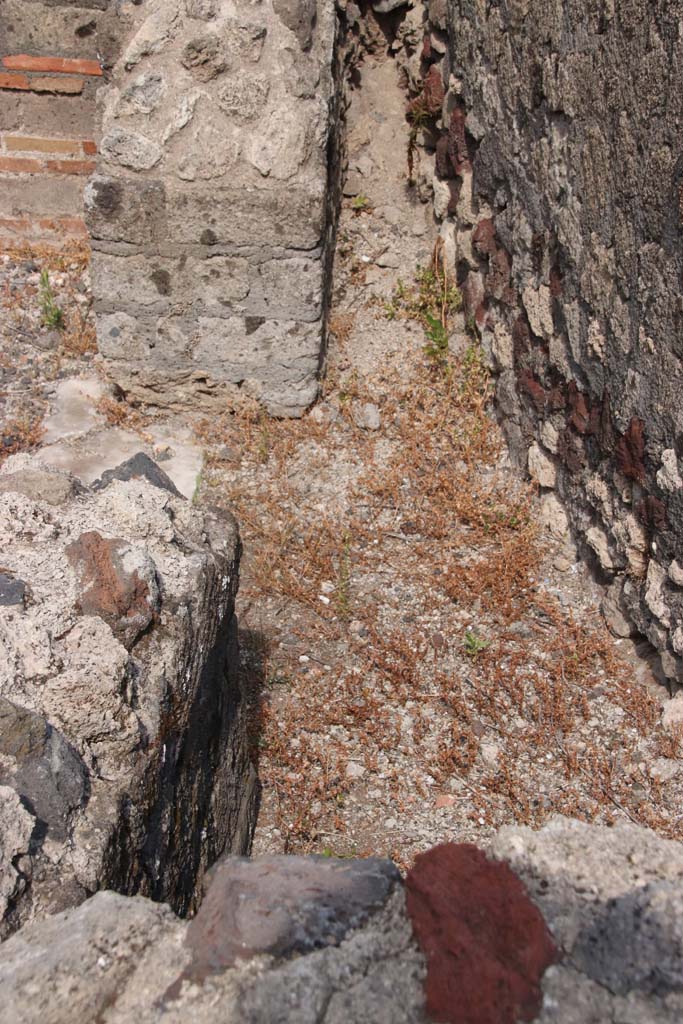 VI.17.10 Pompeii. December 2007.  Remains of sacrarium? or remains of staircase to upper floor?, on north side of entrance. According to Boyce, Fiorelli reported here a shrine, no longer to be seen: “La casa……tiene ai lati della porta un sacrario”.  Fiorelli, Descr., 432.
See Boyce G. K., 1937. Corpus of the Lararia of Pompeii. Rome: MAAR 14. (p.59, no.231) 
See Pappalardo, U., 2001. La Descrizione di Pompei per Giuseppe Fiorelli (1875). Napoli: Massa Editore. (p.159)
