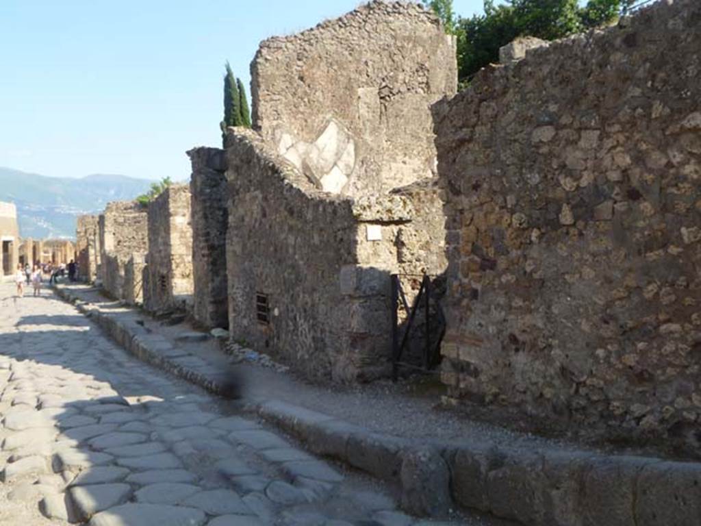 VI.17.11 Pompeii, centre right. May 2011. Looking south towards entrance doorway on Via Consolare.Photo courtesy of Michael Binns.