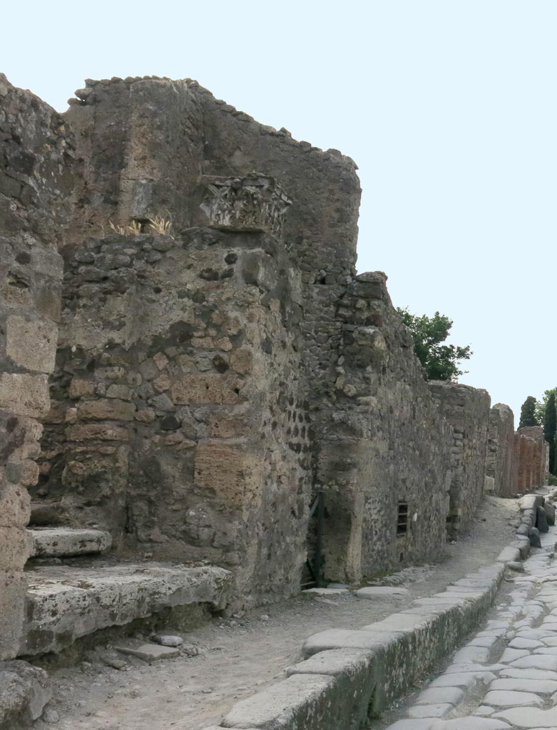 VI.17.14–13 Pompeii. September 2015. Looking north-west along street-front façade from entrance with Corinthian capital.