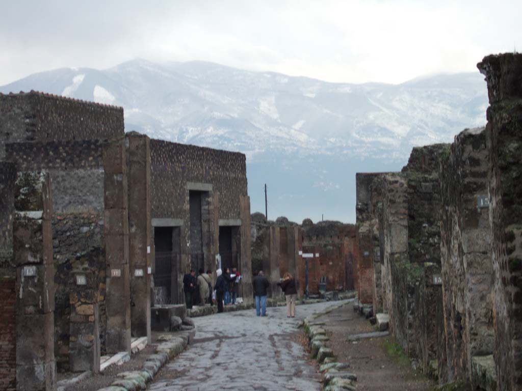 VI.1 Pompeii, on left. December 2005. Via Consolare looking south. VI.17.13 on right.