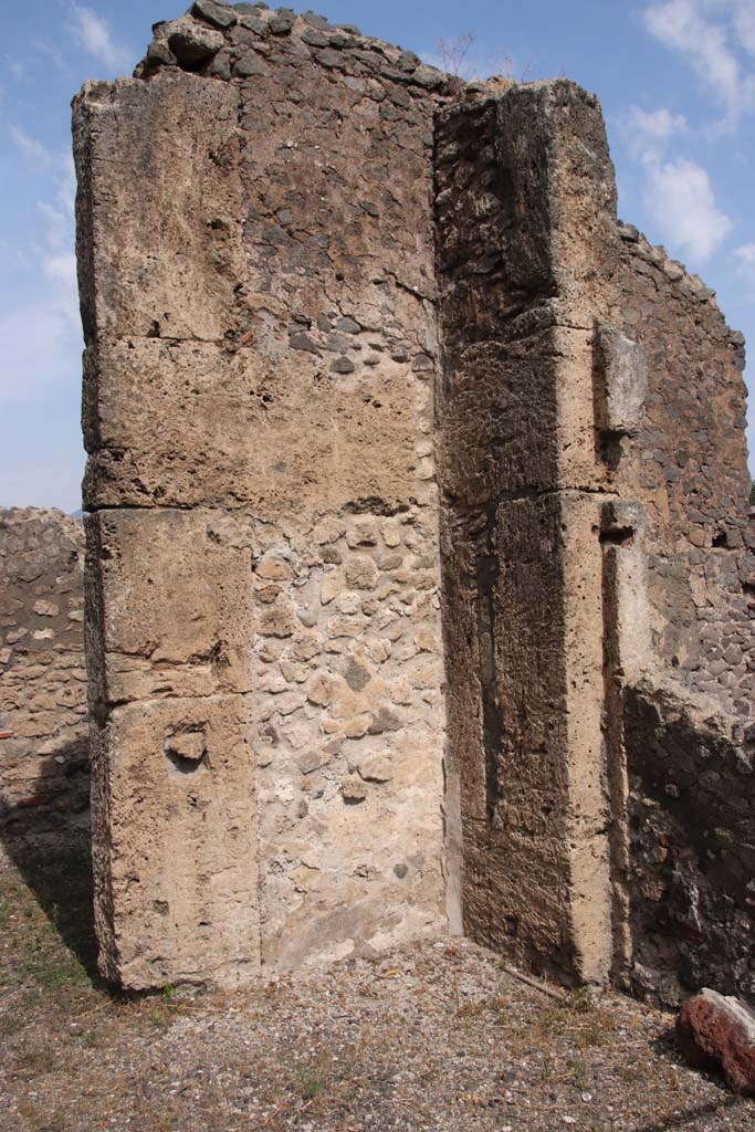 VI.17.13 Pompeii. September 2021.
Pilaster on east side of doorway to triclinium in north-east corner of atrium. Photo courtesy of Klaus Heese.