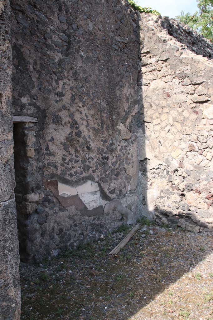 VI.17.13 Pompeii. September 2021.
Looking north-west through doorway of triclinium on north side of atrium. Photo courtesy of Klaus Heese.