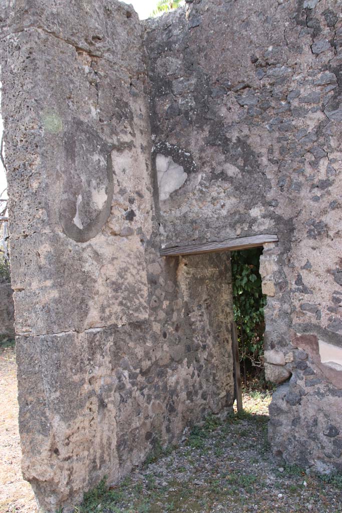 VI.17.13 Pompeii. September 2021.
Looking towards south-west corner of triclinium with doorway. Photo courtesy of Klaus Heese.