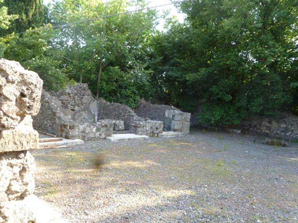 VI.17.17 Pompeii. May 2011. Looking towards rooms on south side of atrium.
