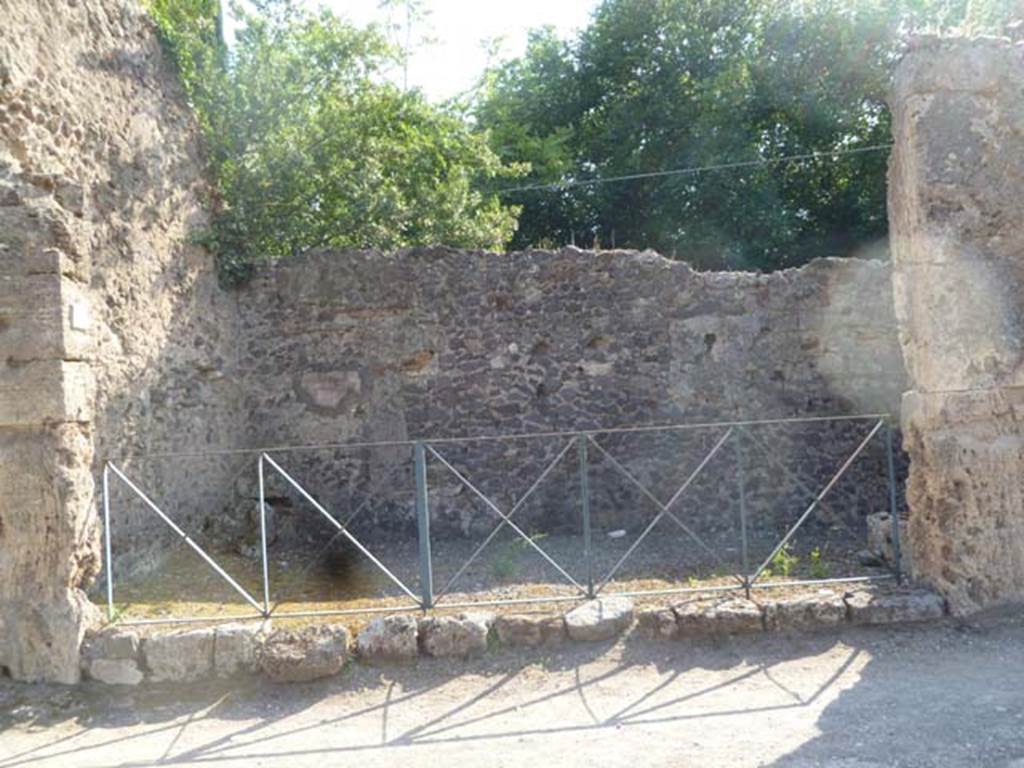 VI.17.18 Pompeii. May 2011. Looking west to entrance doorway of shop.