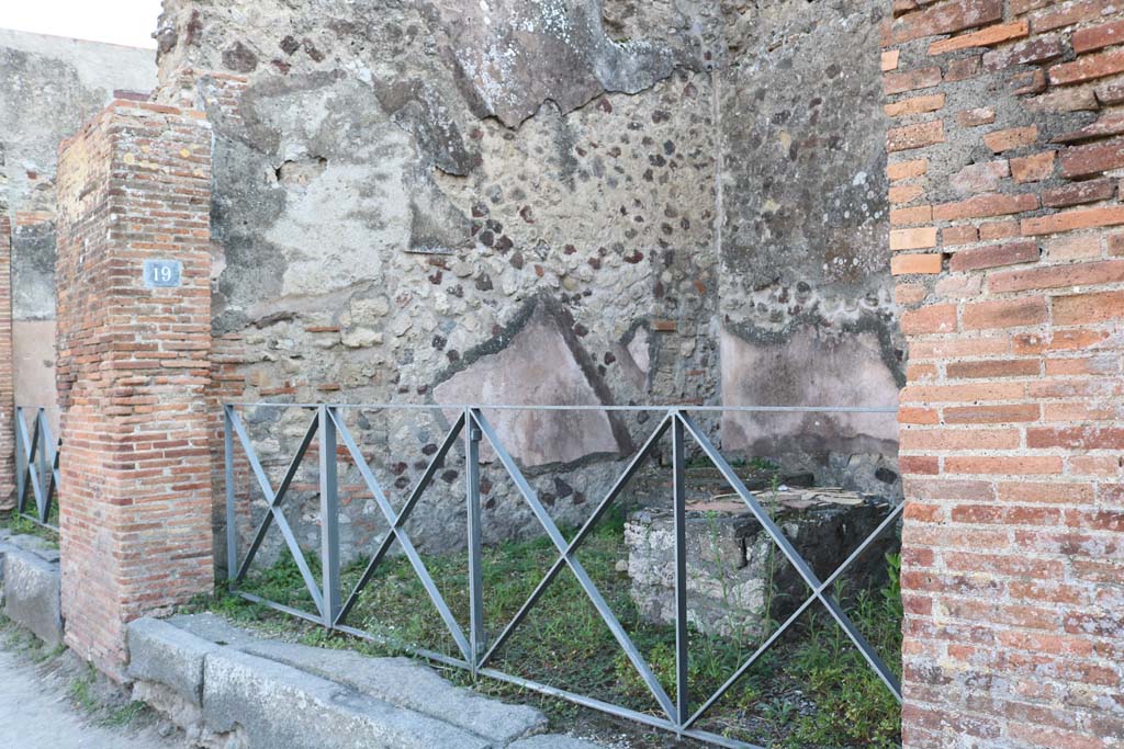 VI.17.19 Pompeii. December 2018. Looking across shop towards south wall. Photo courtesy of Aude Durand.