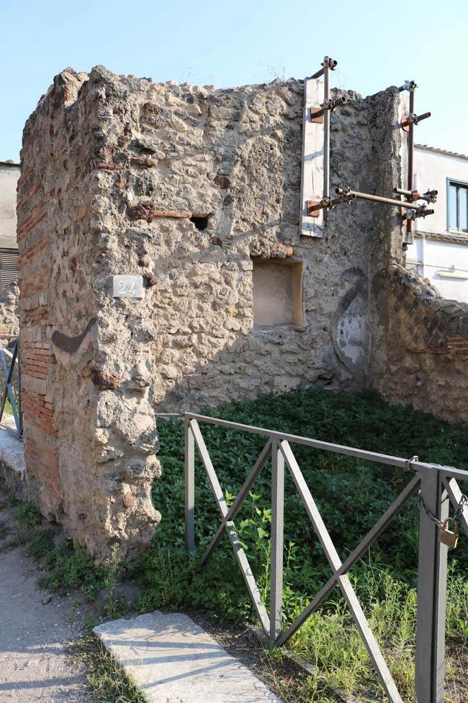 VI.17.24 Pompeii. December 2018. 
Looking towards south wall. Photo courtesy of Aude Durand.
