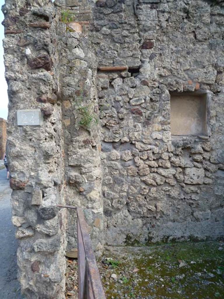 VI.17.24 Pompeii. May 2011. South wall with square niche. Photo courtesy of Michael Binns.