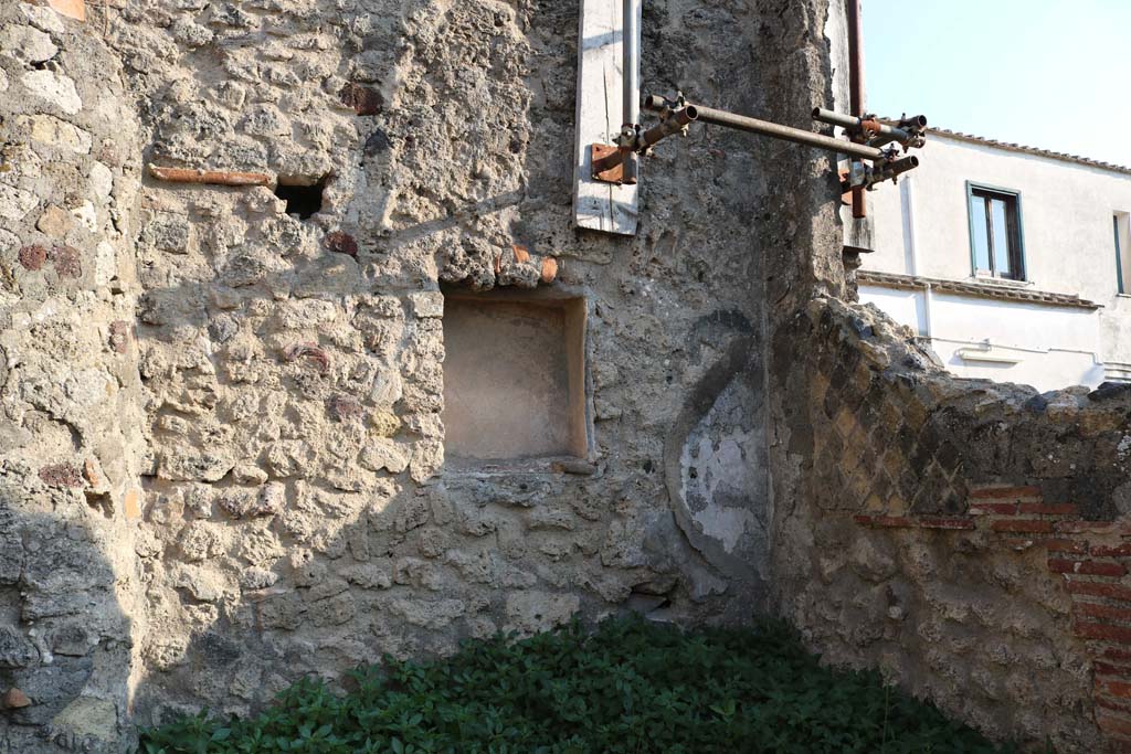 VI.17.24 Pompeii. December 2018. South wall with square niche. Photo courtesy of Aude Durand.