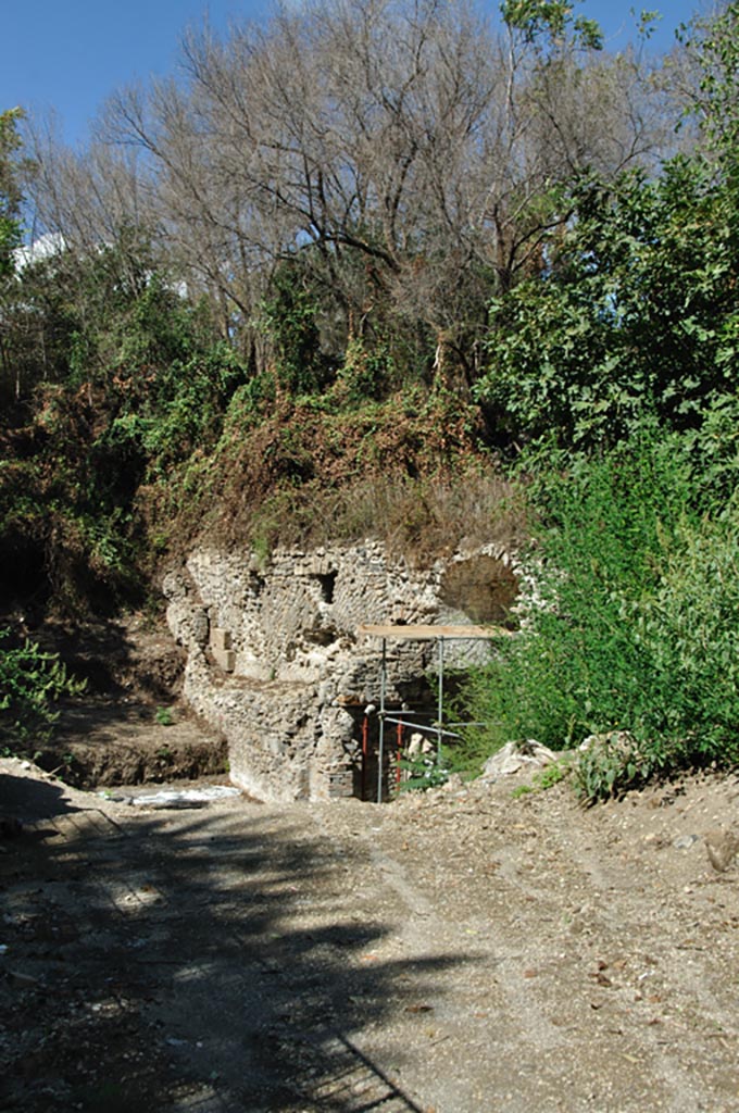 VI.17.25/23 Pompeii. September 2017.
Looking north-east towards walls of the lowest rooms near the lower peristyle.
Photo courtesy of Domenico Esposito.