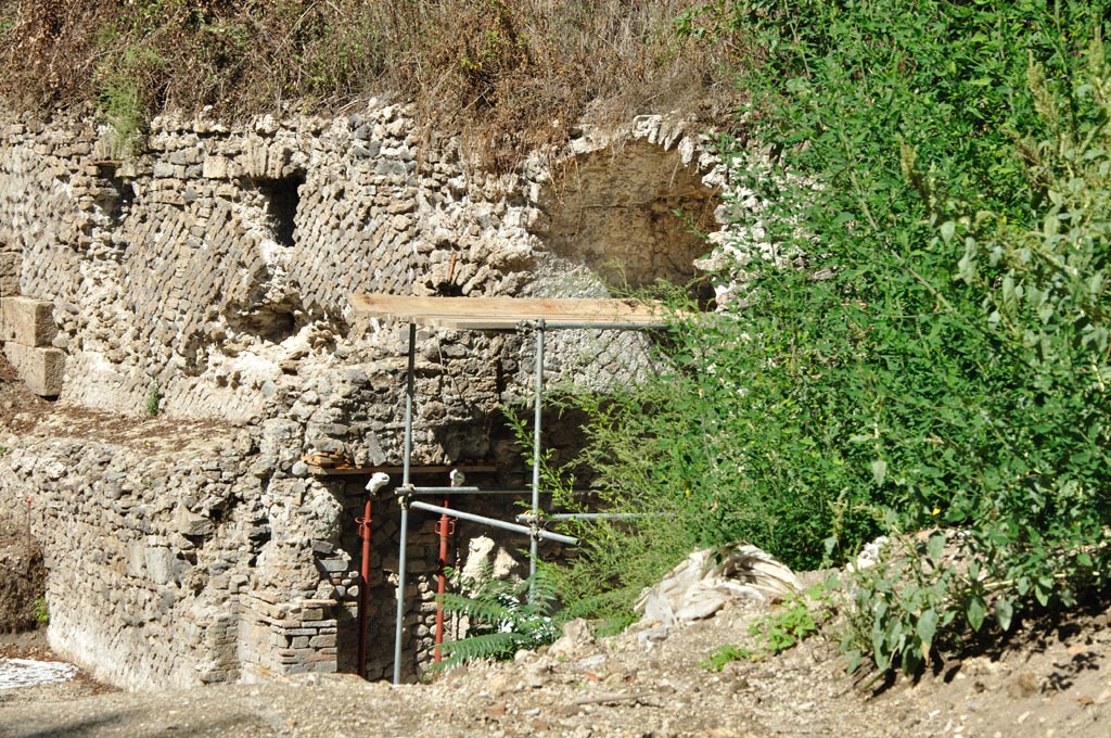 VI.17.25/23 Pompeii. September 2017.
West side of house, looking towards rear wall, with two windows - one into a possible triclinium, and another into a corridor, followed by a vaulted room, possibly another triclinium. Photo courtesy of Domenico Esposito.
According to Luigi Cicala -
“The development of the building on the hillside is characterised by a mighty terracing wall in opus reticulata, a technique that also recurs in the upper levels of the building. This structure, about 5.30m high, supports the second level and reveals an organisation of construction that is not particularly accurate …….”
See Pompei Insula Occidentalis: Conoscenza Scavo Restauro e Valorizzazione, ed by Greco, G; Osanna, M; Picone, R. (2020).
Rome – Bristol – “L’ERMA” di BRETSCHNEIDER, (p.561-562).