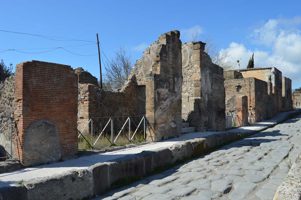 VI.17.32 Pompeii. March 2019. Looking north along west side of Via Consolare, towards entrance doorway with steps, in centre.
Foto Taylor Lauritsen, ERC Grant 681269 DÉCOR.