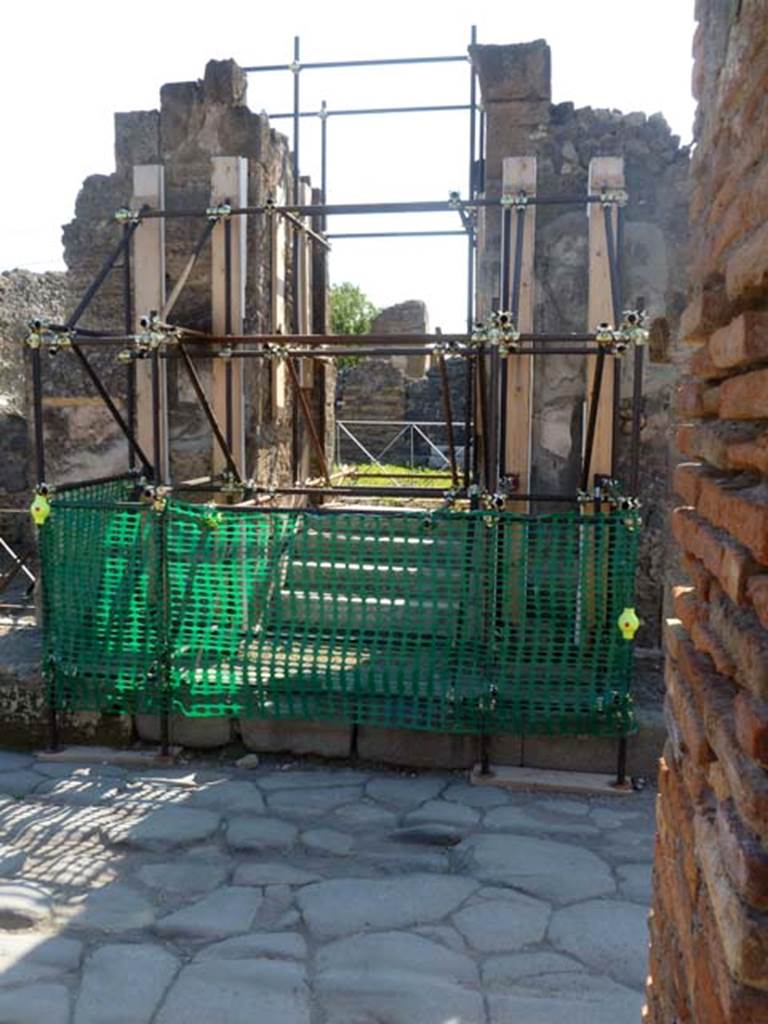 VI.17.32 Pompeii. May 2011. Entrance doorway. Photo courtesy of Michael Binns.
According to Fiorelli – “VI.17.32-38. L’ingresso principale del caseggiato anzidetto e dal no.36, essendo un adito minore quello che porta il no.32. In entrambi sonovi scale per accedere ad un piano piu elevato dal livello della strada, ove trovansi situati due atrii, ambo uscenti nel peristilio di uno spazioso giardino, circondata da piu stanze. Vi stavano due gradinate, piu cubicoli, un triclinio con apotheca a fianco, e nel mezzo del giardino una vasca con scalini per scendervi dentro.” Altre botteghe, ed una gradinata per cenacoli independenti, furono pure scoperte, che ora trovansi nuovamente sottera.
See Fiorelli, G. (1875). Descrizione di Pompei, (p.434)
See Pappalardo, U., 2001. La Descrizione di Pompei per Giuseppe Fiorelli (1875). Napoli: Massa Editore. (p.159).
(translation - “The main entrance to the aforesaid house was by entrance no. 36, having a secondary doorway entrance that carried the no. 32. In both there were stairs to access a higher level from the street, where two atriums are located, both opening into the peristyle of a spacious garden, surrounded by many rooms. There were two flights of steps, more cubicula, a triclinium with small room/apotheca alongside, and in the middle of the garden a basin/pool with steps to go down inside. (VI.17.37 and 28. “Other shops, and steps to an independent living area, were also discovered, which now again have been reburied under the earth.” (These have since been re-excavated)