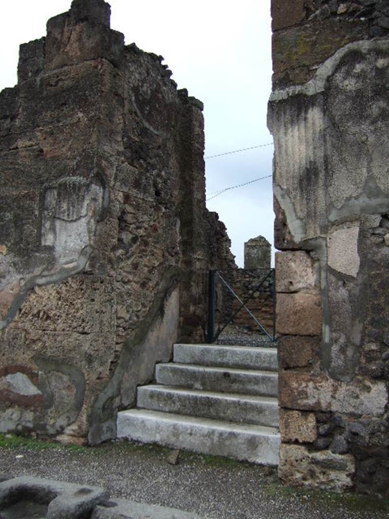 VI.17.32 Pompeii. December 2005. Entrance doorway, looking west.