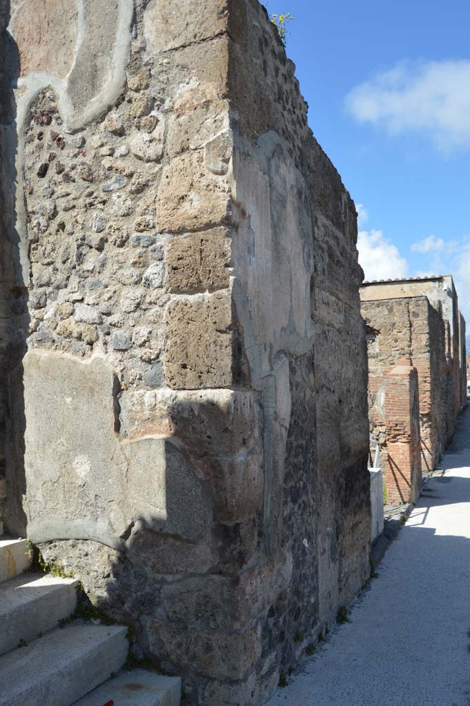 VI.17.32 Pompeii. March 2019.
Looking towards front façade on north side of entrance doorway.
Foto Taylor Lauritsen, ERC Grant 681269 DÉCOR.