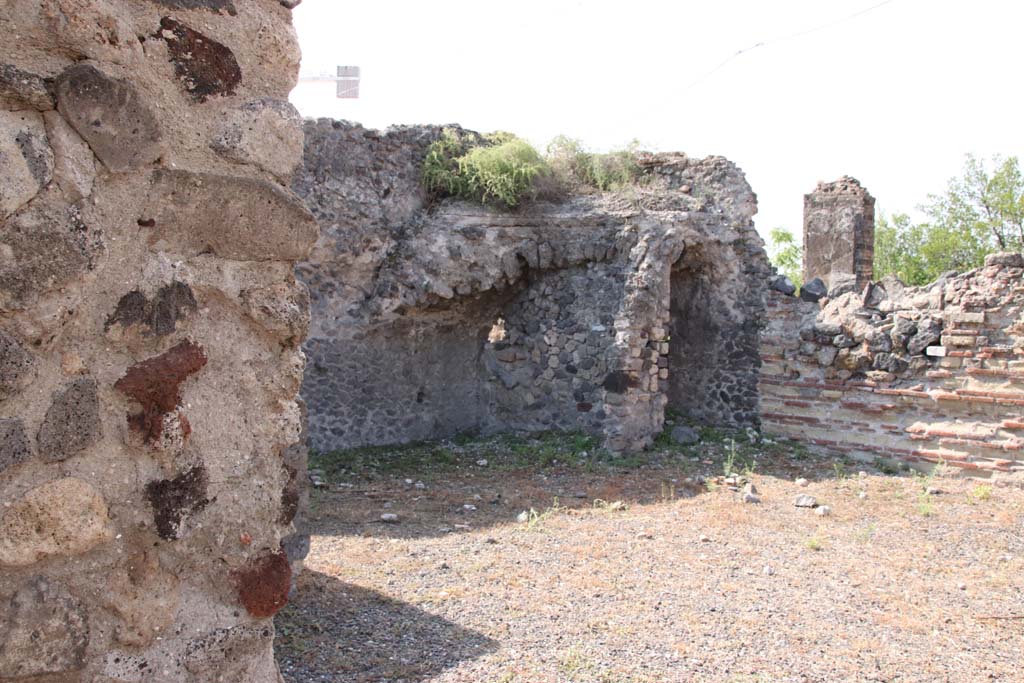 VI.17.32 Pompeii. September 2021. Looking south-west from entrance doorway across atrium. Photo courtesy of Klaus Heese.