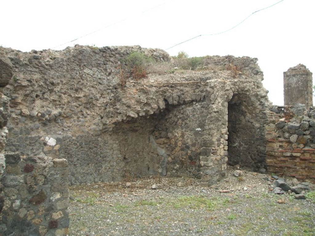 VI.17.32 Pompeii. May 2005. Looking south-west from entrance doorway across atrium.
