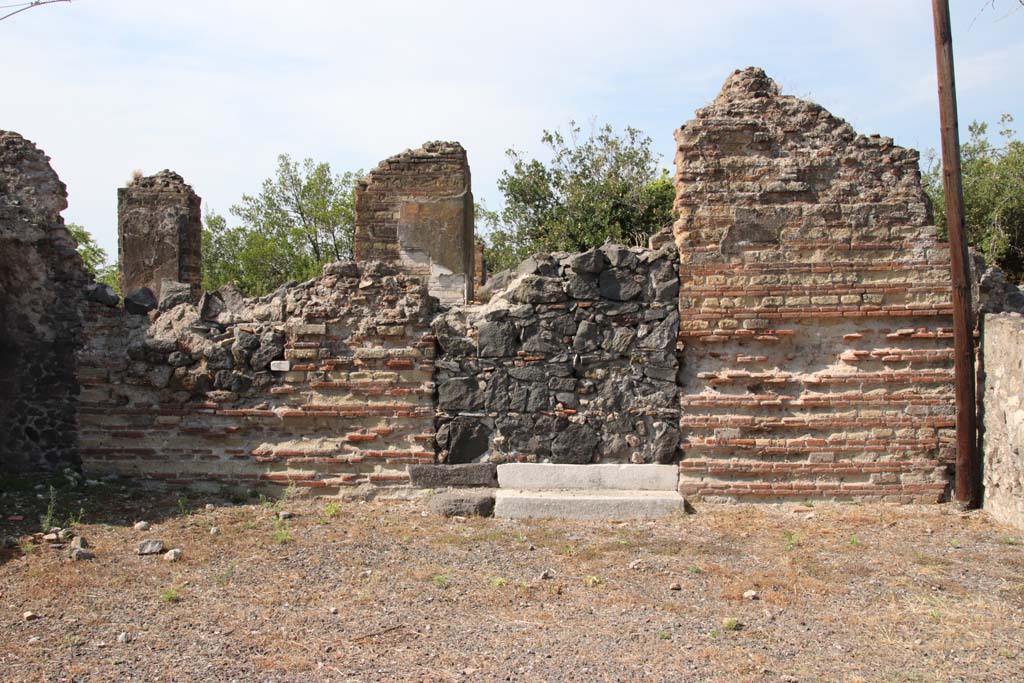 VI.17.32 Pompeii. September 2021.
Looking west across atrium, towards blocked doorway leading to north-east corner of peristyle. Photo courtesy of Klaus Heese.