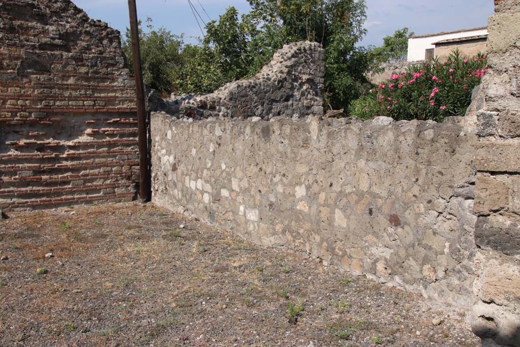 VI.17.32 Pompeii. September 2021. North side wall of atrium. Photo courtesy of Klaus Heese.