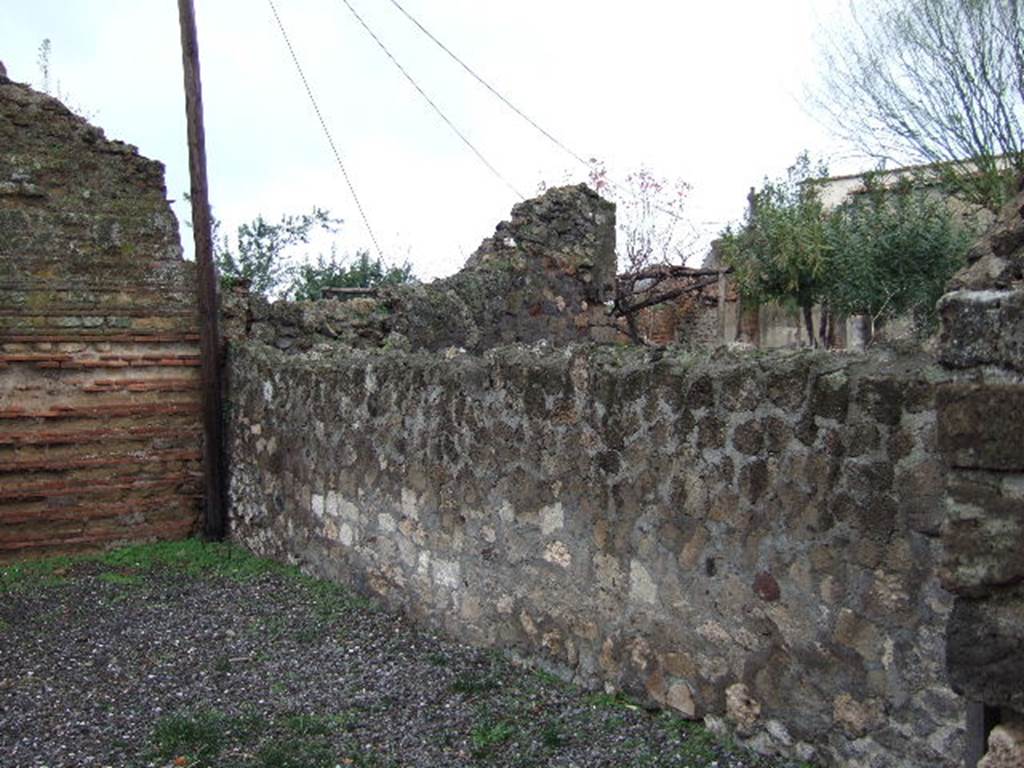 VI.17.32 Pompeii. December 2005. North side wall of atrium.