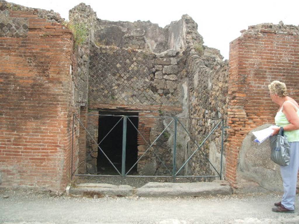 VI.17.34 Pompeii. May 2005. Looking west to entrance with 3 steps.
Found painted in red in December 1807, was the following electoral recommendation. It read 
C(aium) I(ulium) P(olybium) IIvir(um) i(ure) d(icundo) Aequanus    [CIL IV 133]
See Pagano, M. and Prisciandaro, R., 2006. Studio sulle provenienze degli oggetti rinvenuti negli scavi borbonici del regno di Napoli.  Naples : Nicola Longobardi.  (p.97)   PAH I, 2, 91. 
