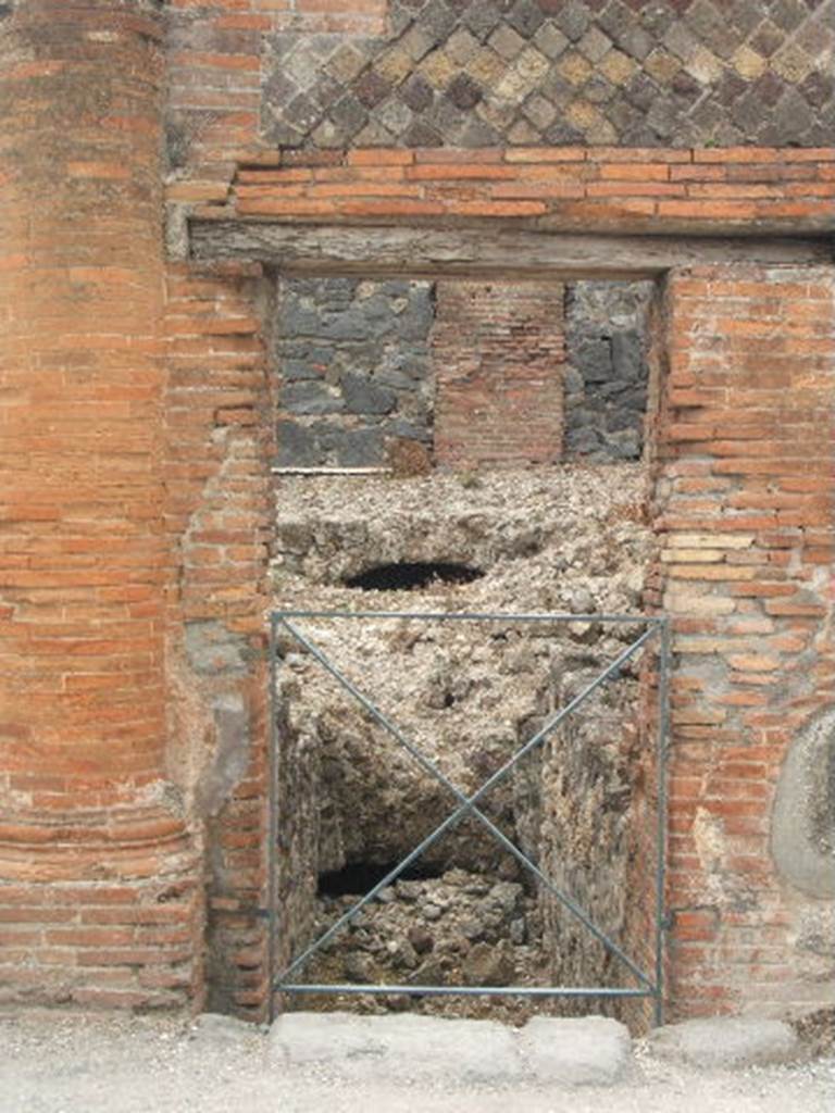 VI.17.35 Pompeii. May 2005. Entrance doorway.