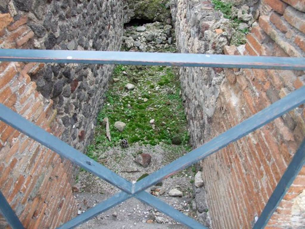 VI.17.35 Pompeii. December 2007. Steps to lower floor.