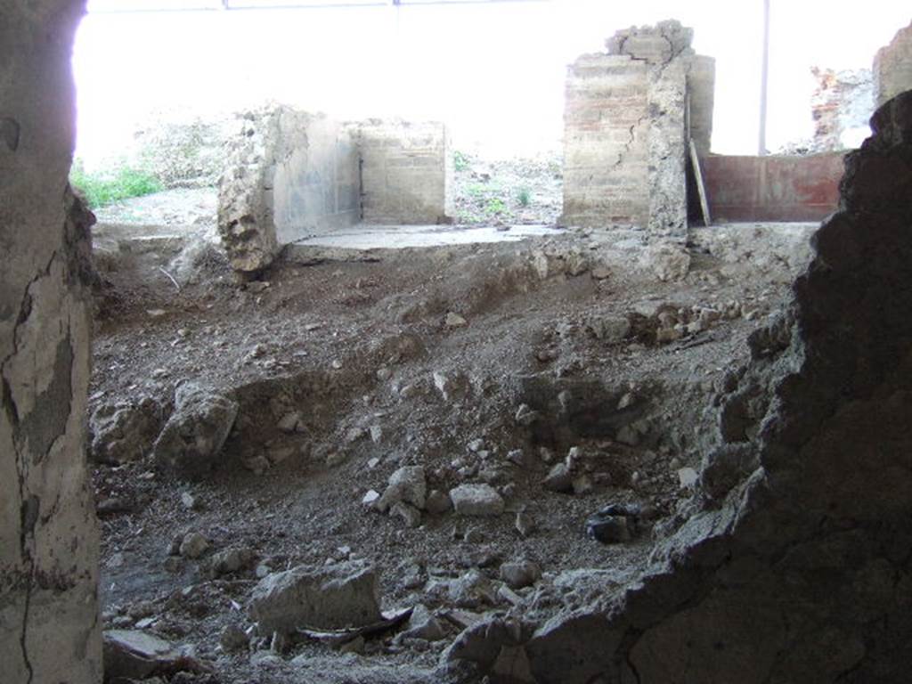 VI.17.36 Pompeii. May 2006. Photo taken from VI.17.41. Looking north to rooms on higher level. These are two cubicula from south side of VI.17.36. Room “b” is shown in the centre top of the photo, room “a” is on the centre right.


