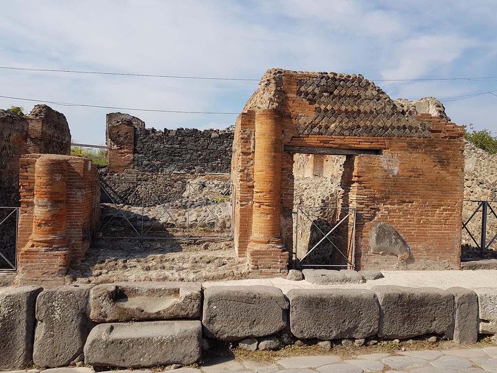 VI.17.36-35 Pompeii. September 2021. 
Looking west from Via Consolare towards entrance doorway with a brick half round column on each side. Photo courtesy of Klaus Heese.

