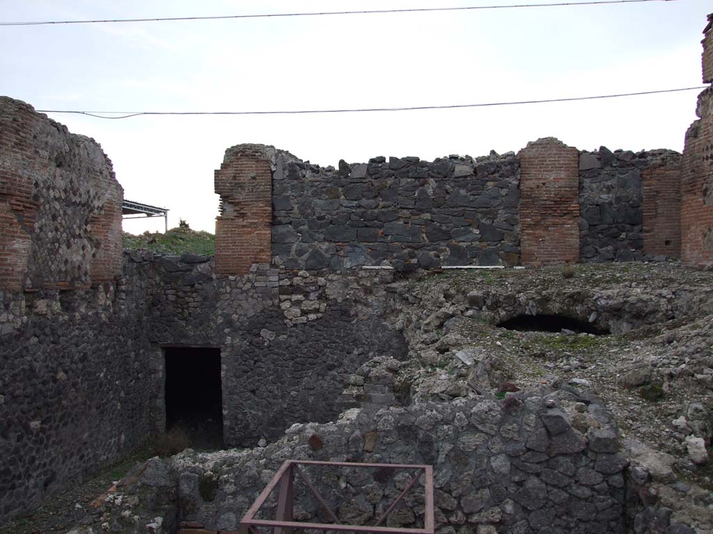 VI.17.36 Pompeii. December 2007. Looking west at the different levels.