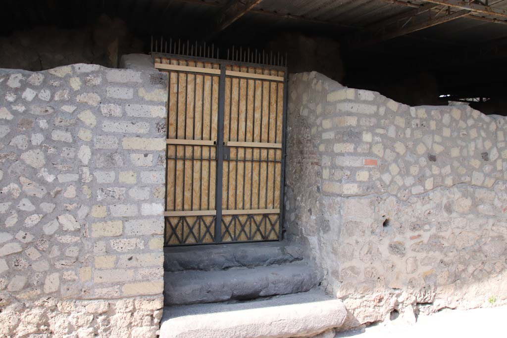 VI.17.41 Pompeii. September 2021. Entrance doorway on west side of Vicolo del Farmacista. Photo courtesy of Klaus Heese.