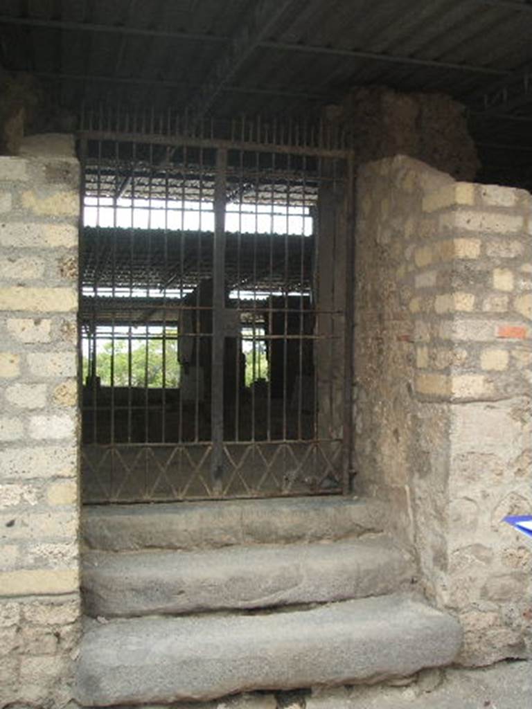 VI.17.41 Pompeii. May 2005. Entrance with steps.