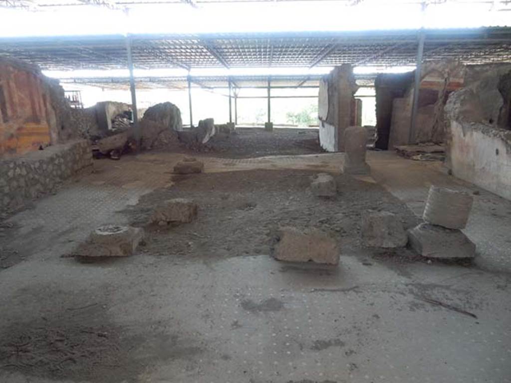 VI.17.41 Pompeii. May 2015. Looking west across atrium. Photo courtesy of Buzz Ferebee.

